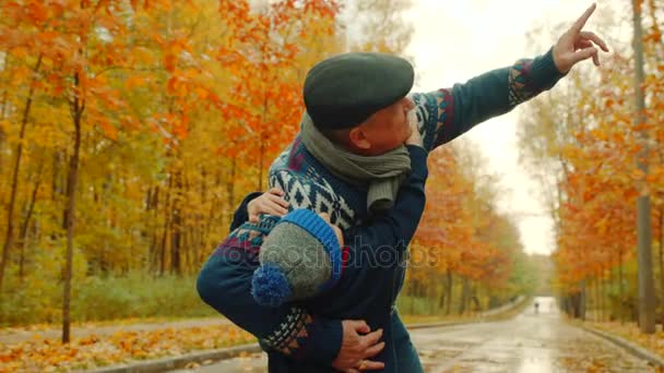 Liten pojke och hans farfar i parken hösten — Stockvideo