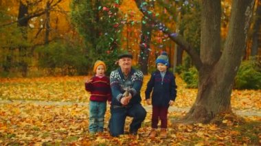 Dedesi onun torunları ile parti kraker sonbahar parkta patlıyor