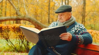 Kıdemli büyük bellek fotoğraf albümü sonbahar parkta bankta ile