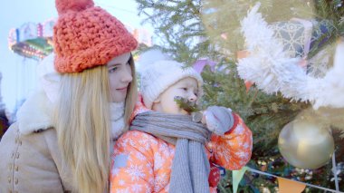 Anne ve küçük oğlu kış tatil Noel Fuarı'nda tadını çıkarıyor