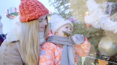 Anne ve küçük oğlu kış tatil Noel Fuarı'nda tadını çıkarıyor
