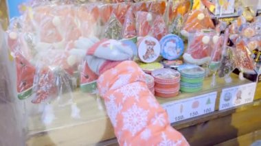 Güzel anne ve küçük çocuk adil Noel şehrin tadını çıkarıyor