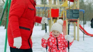 Kış tatili salıncakta mutlu küçük çocuğa