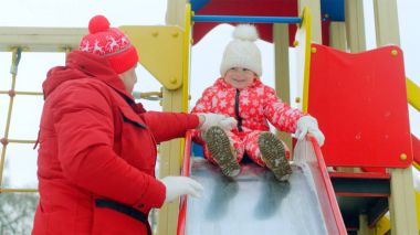 Büyükbabası kış tatil günleri ile oyun mutlu küçük çocuk