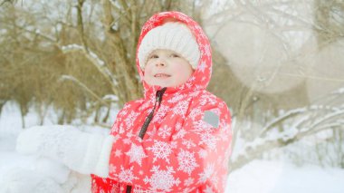 Kış parkta mutlu küçük çocuk