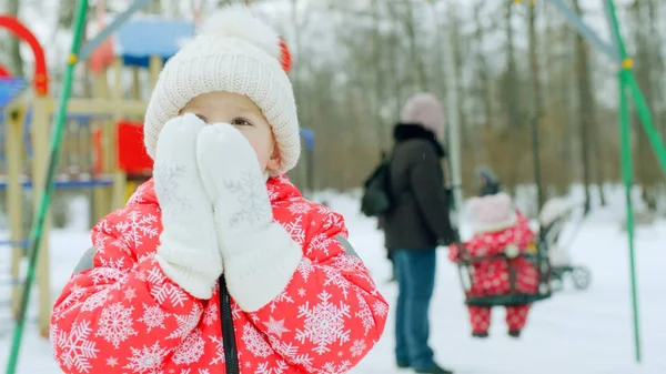 Kleiner Junge auf dem Winterspielplatz — Stockfoto