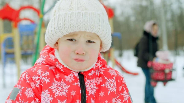 Kleiner Junge auf dem Winterspielplatz — Stockfoto