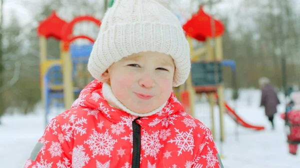 Menino no parque infantil de inverno — Fotografia de Stock