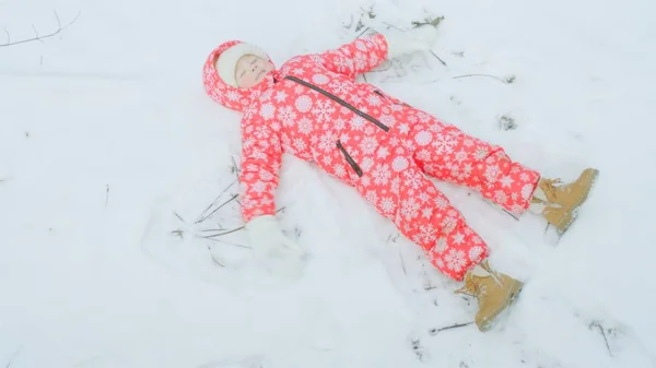 雪の上の小さな男の子 — ストック写真
