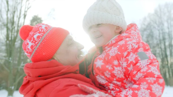 Küçük bir çocuk ve onun dedesi kış parkta