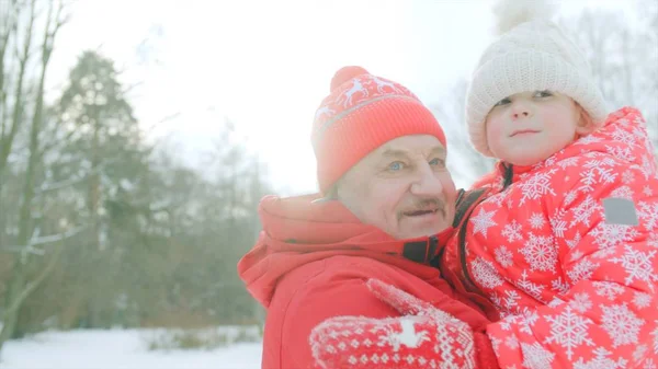 Little boy and his grandfather in the winter park — Stock Photo, Image