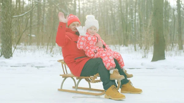 幸せな少年と彼の祖父の冬の公園でそり — ストック写真