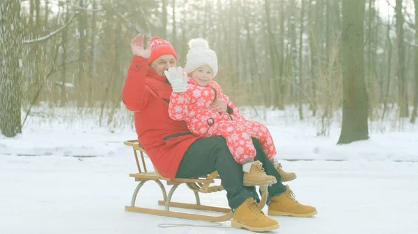 幸せな少年と彼の祖父の冬の公園でそり — ストック写真