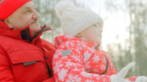 Kleiner Junge und sein Großvater Porträts im Winterpark — Stockfoto