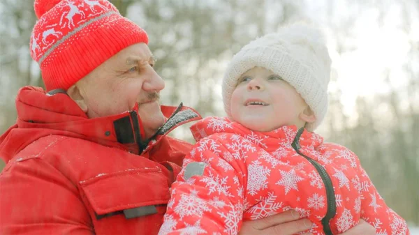 Kleiner Junge und sein Großvater Porträts im Winterpark — Stockfoto