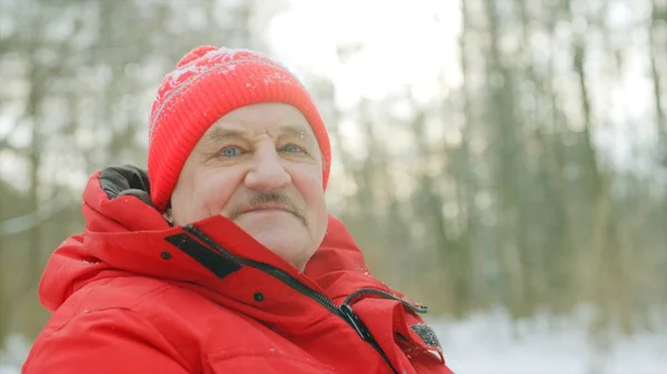 Portret van de oude man in de winter park — Stockfoto