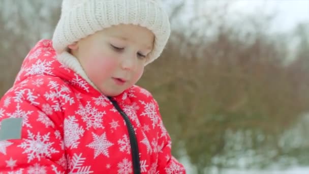 Grootvader is het dragen van gebreide wanten aan zijn kleinzoon — Stockvideo