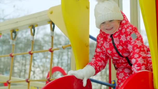 Glad liten pojke på lekplatsen med sin farfar på sportlov — Stockvideo