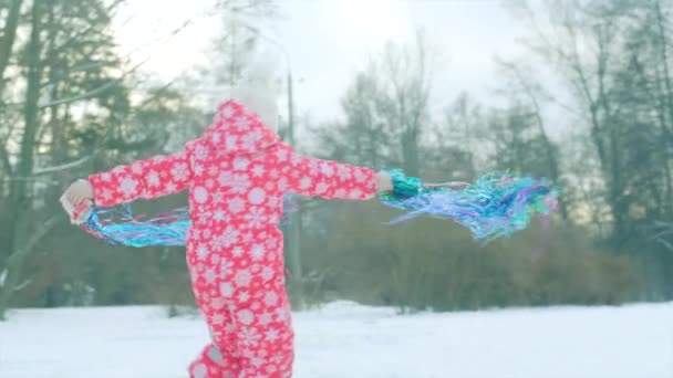 Menino está brincando no parque de inverno — Vídeo de Stock