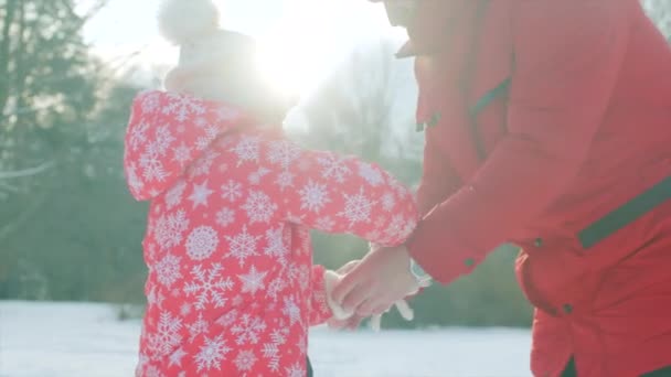 Farfar bär stickade vantar till sitt barnbarn — Stockvideo