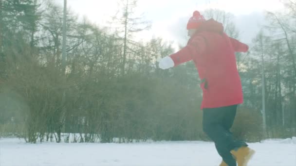 Küçük bir çocuk ve onun dedesi kış parkta — Stok video