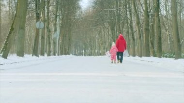 Küçük bir çocuk ve onun dedesi ile hediye çantaları ellerinde yürüme