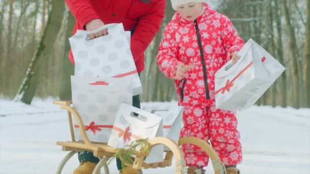 小さな男の子とクリスマス プレゼントで彼の祖父 — ストック動画