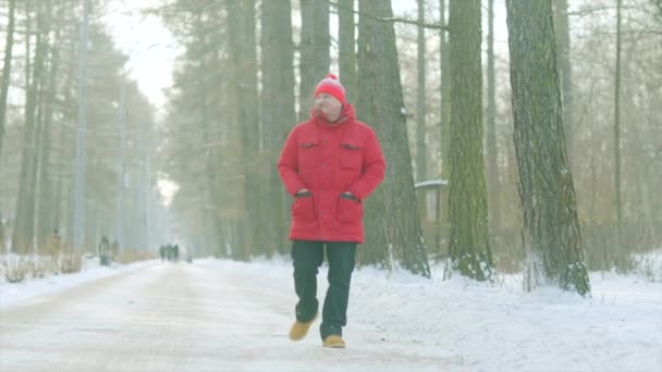 El viejo está dando un paseo en el soleado día de invierno. — Vídeos de Stock