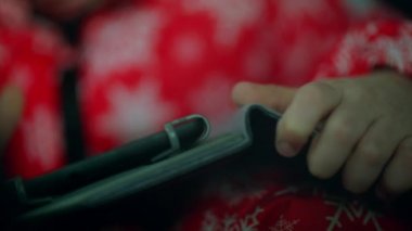 Küçük çocuk çizgi film tablet arabada izliyor