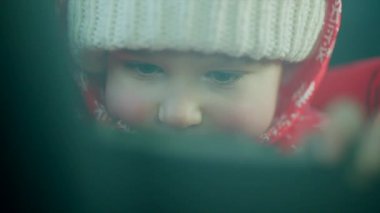 Küçük çocuk çizgi film tablet arabada izliyor