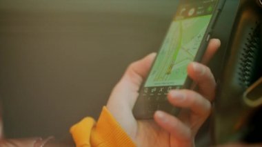 Navigator telefon kullanarak sürüş sırasında