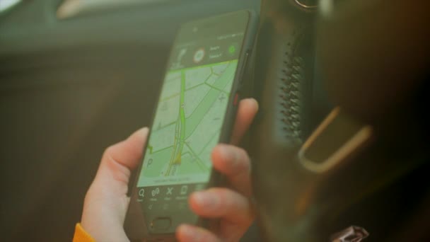 Navigátor segítségével a telefon az autóban — Stock videók