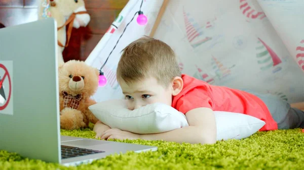 Küçük çocuk oyun odası çizgi film izliyor