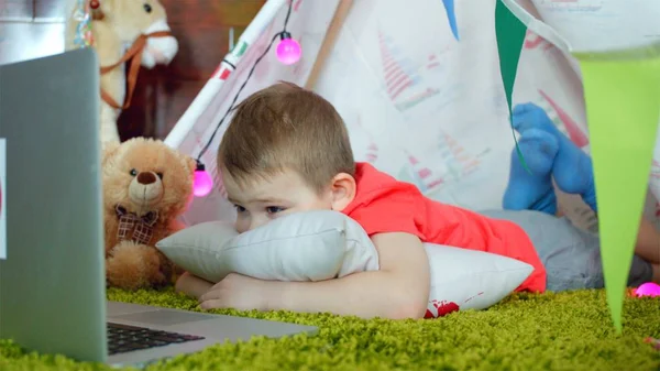 Küçük çocuk oyun odası çizgi film izliyor