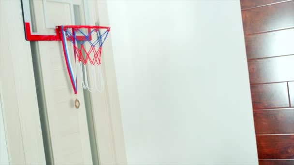 El niño está jugando baloncesto con su padre. — Vídeo de stock