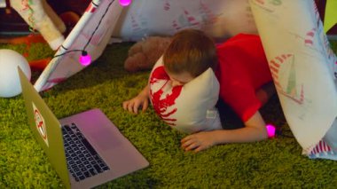 Küçük çocuk oyun odası çizgi film izliyor