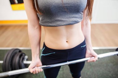 Mavi metal kilit bir kalp şeklinde bir metal kiriş bağlanır. Bu bir köprü ve nehre atmış anahtar tutturulmuş kapalı kilit bırakmak yeni evliler için eski Rus geleneğidir.