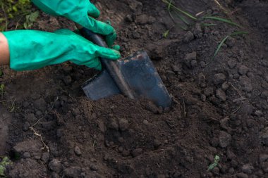 Bahçede çalışıyorum.