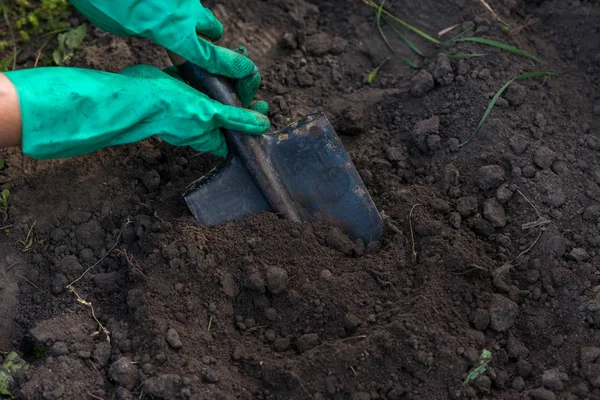Bahçede çalışıyorum.