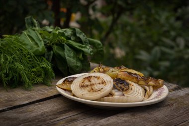 Rustik masa üzerinde ızgara sebze 