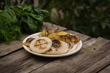 Rustik masa üzerinde ızgara sebze 