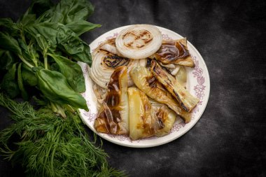 Rustik masa üzerinde ızgara sebze 