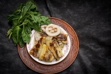 Rustik masa üzerinde ızgara sebze 