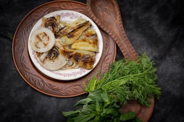 Rustik masa üzerinde ızgara sebze 