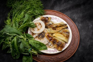 Rustik masa üzerinde ızgara sebze 