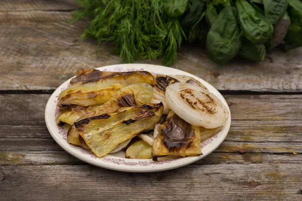 Rustik masa üzerinde ızgara sebze 