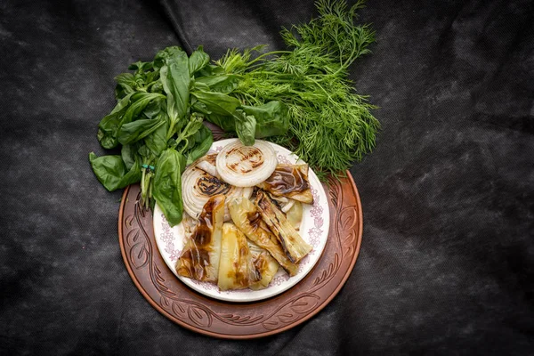 Rustik masa üzerinde ızgara sebze 