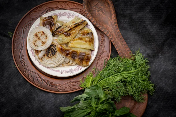 Rustik masa üzerinde ızgara sebze 