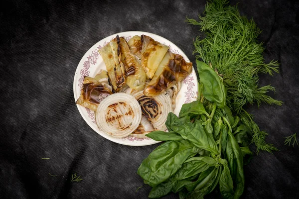 Rustik masa üzerinde ızgara sebze 