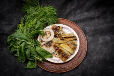 Rustik masa üzerinde ızgara sebze 